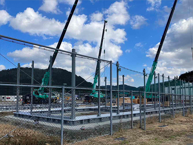 仮設住宅を建設している様子。急ピッチで工事が進んでいる。